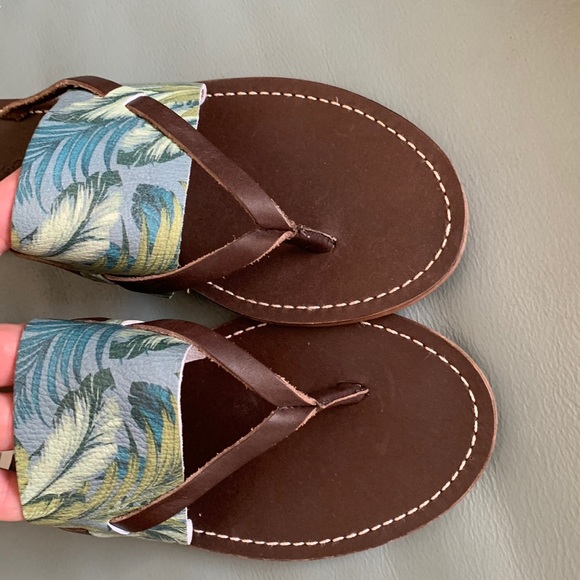 'Tommy Bahama Penelohpe' Leather  Sandal - Picture 6 of 11